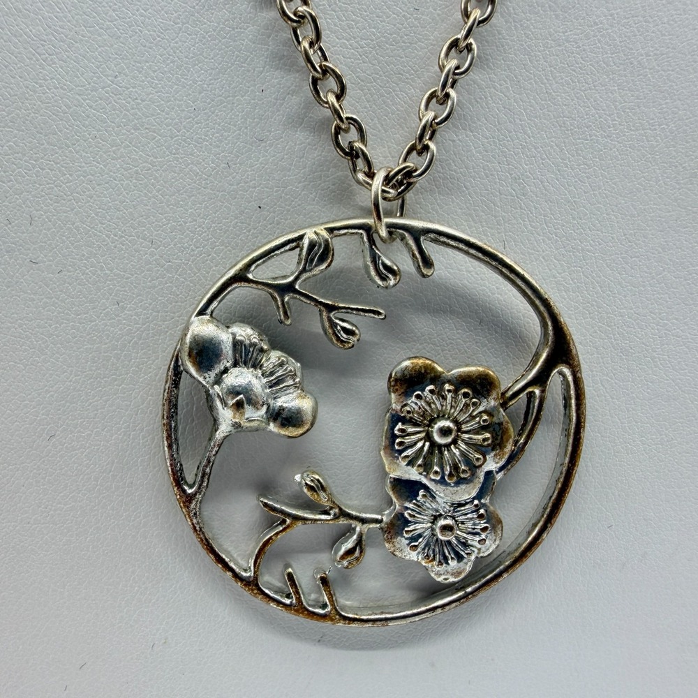 Floral Circle Pendant Necklace Silver Tone Delicate Romantic Boho Gift Idea 90s